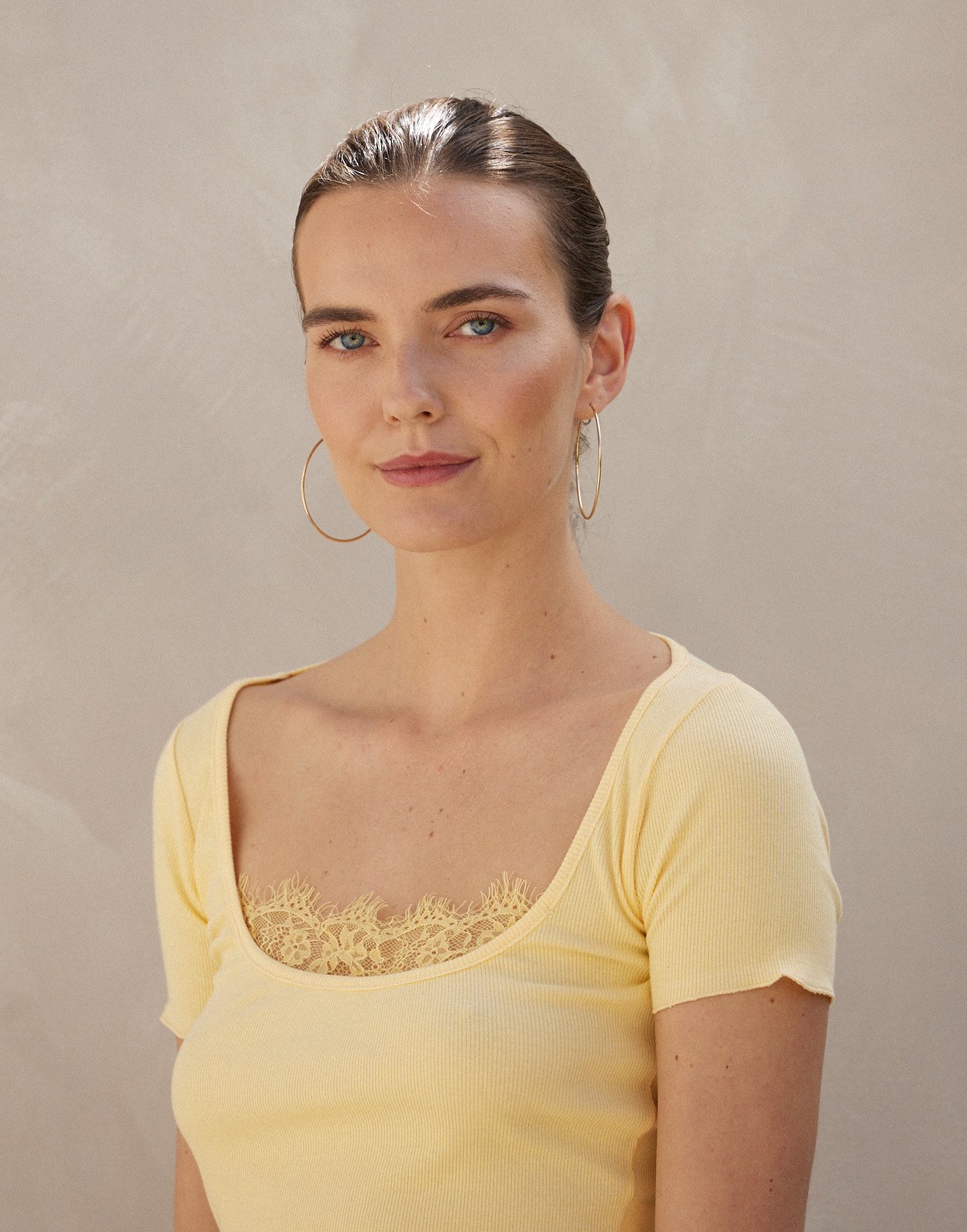 Ribbed top with lace