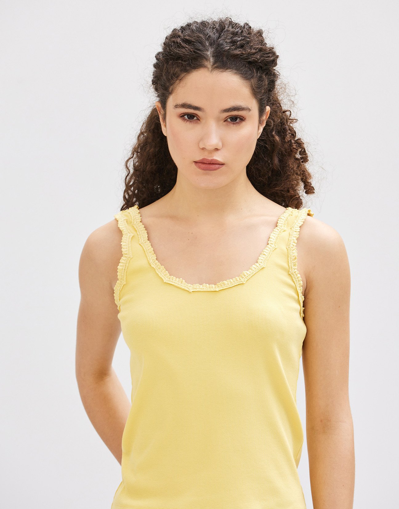 Ribbed top with lace