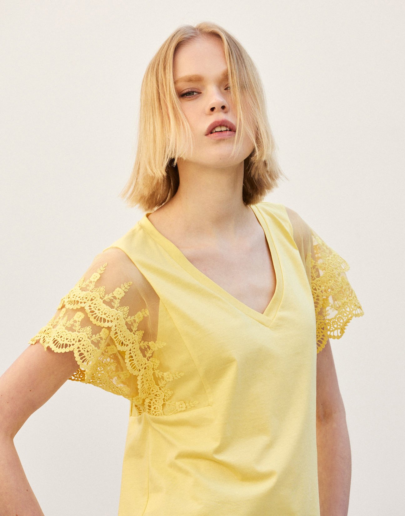 Blouse with lace