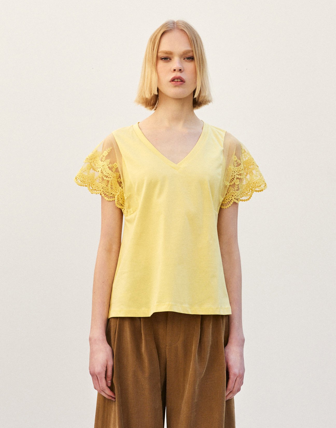 Blouse with lace