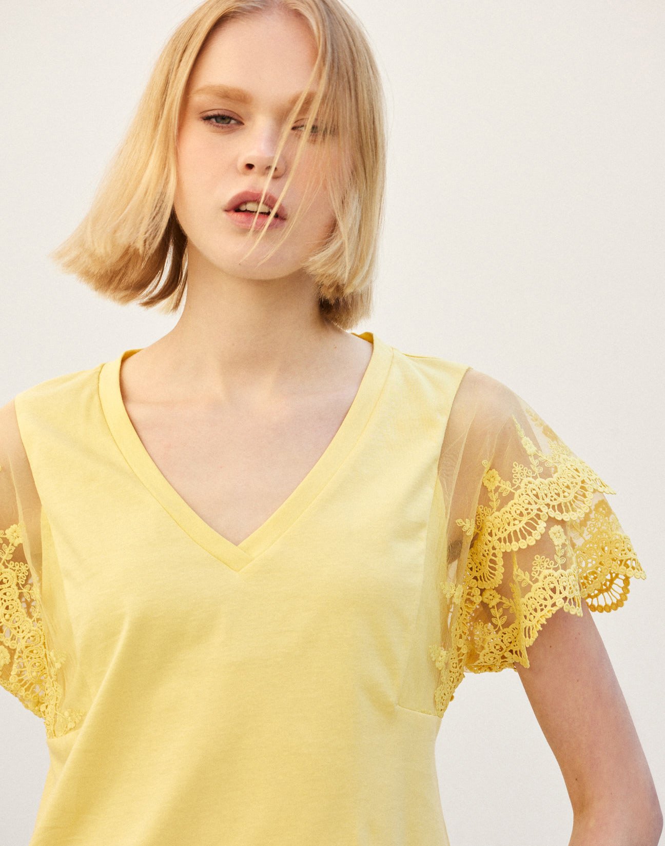 Blouse with lace