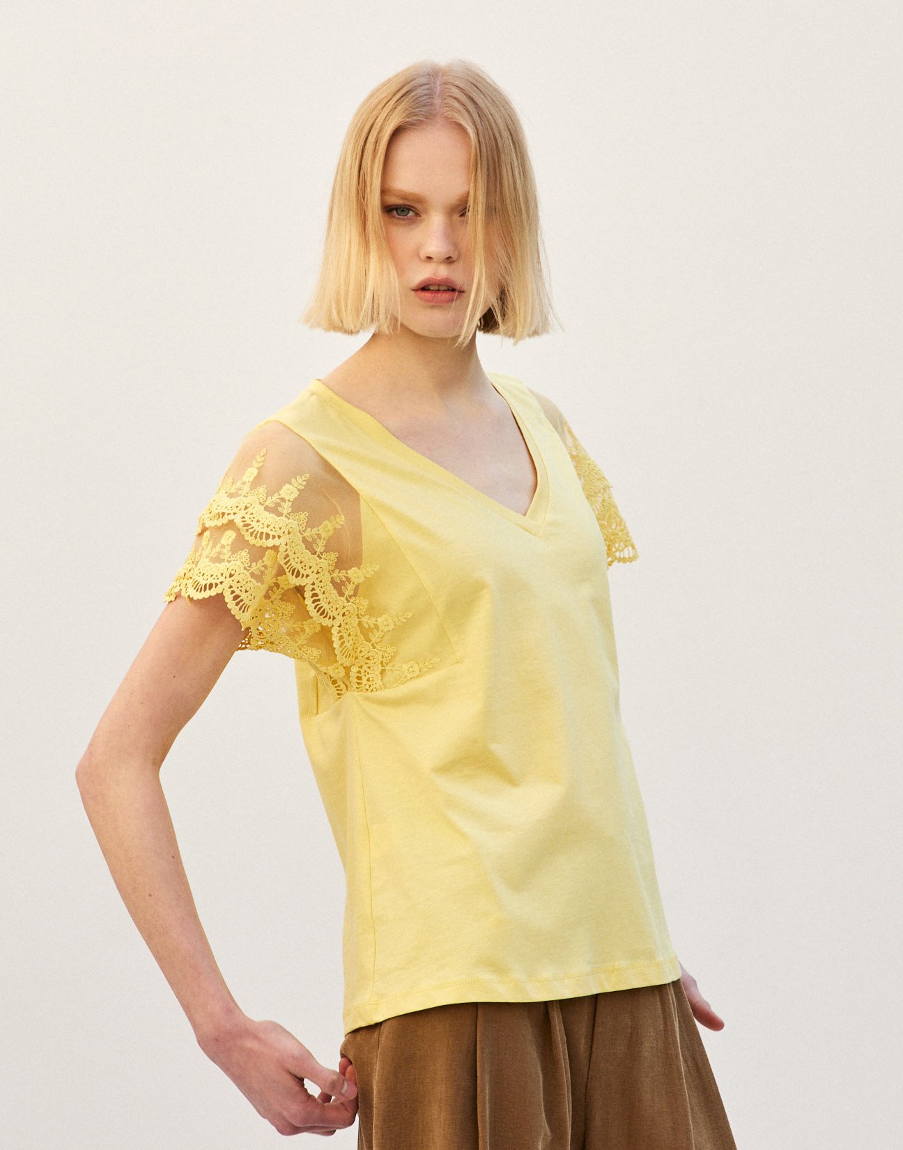 Blouse with lace