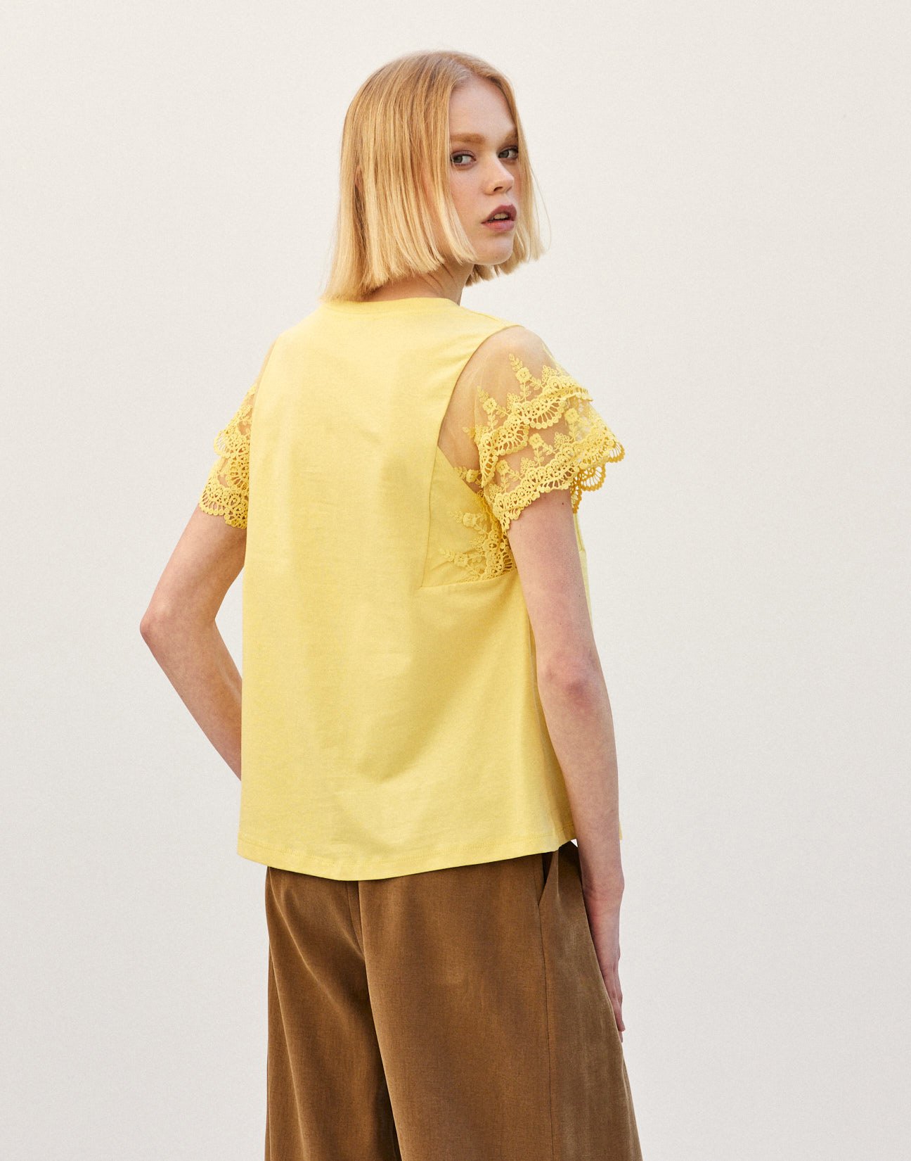 Blouse with lace