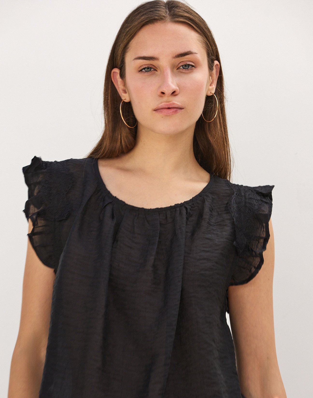 Sleeveless top with lace