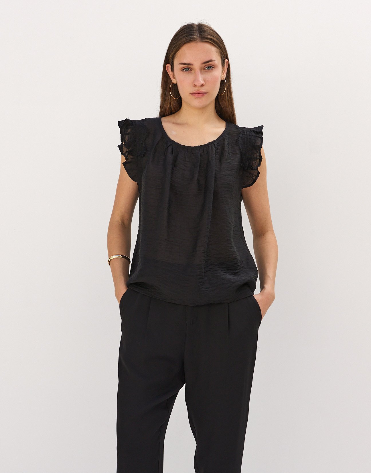 Sleeveless top with lace