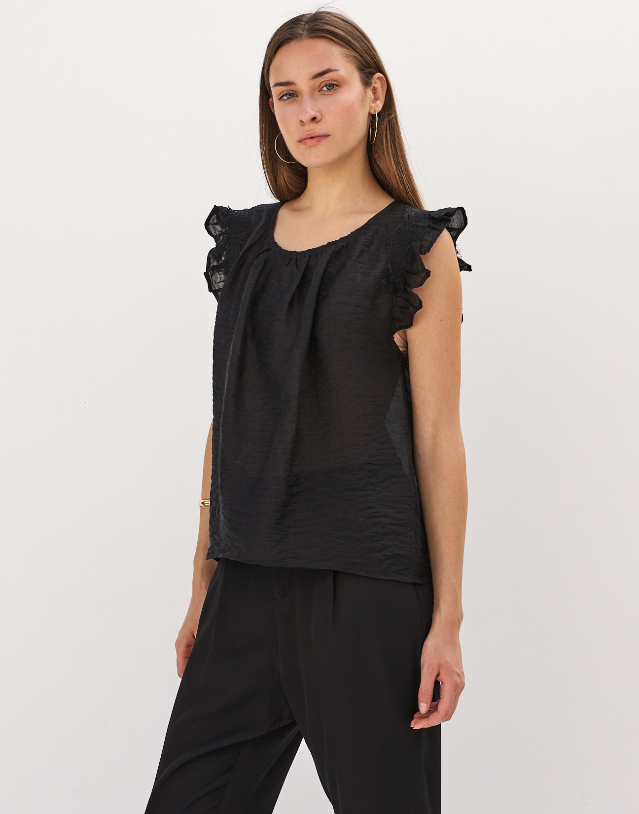 Sleeveless top with lace