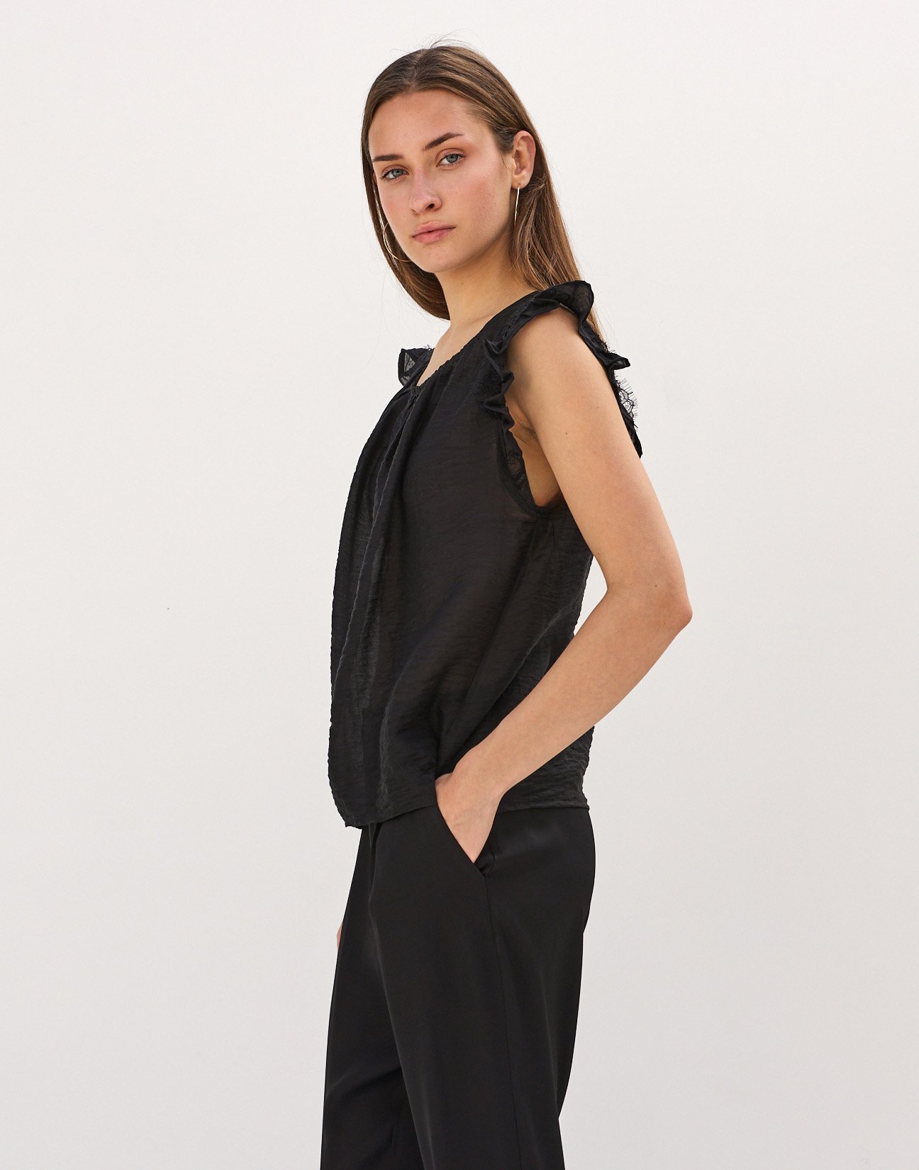 Sleeveless top with lace