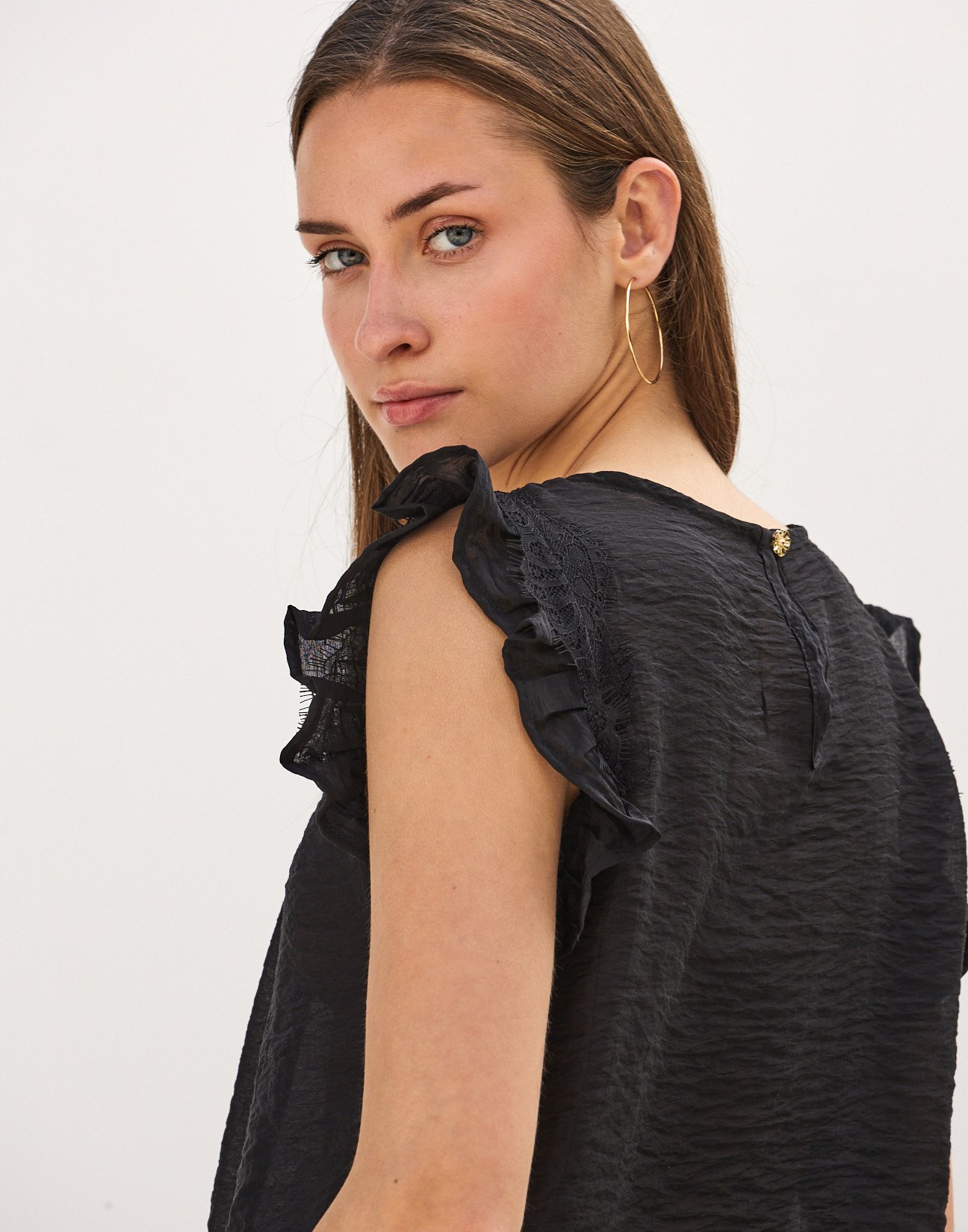 Sleeveless top with lace