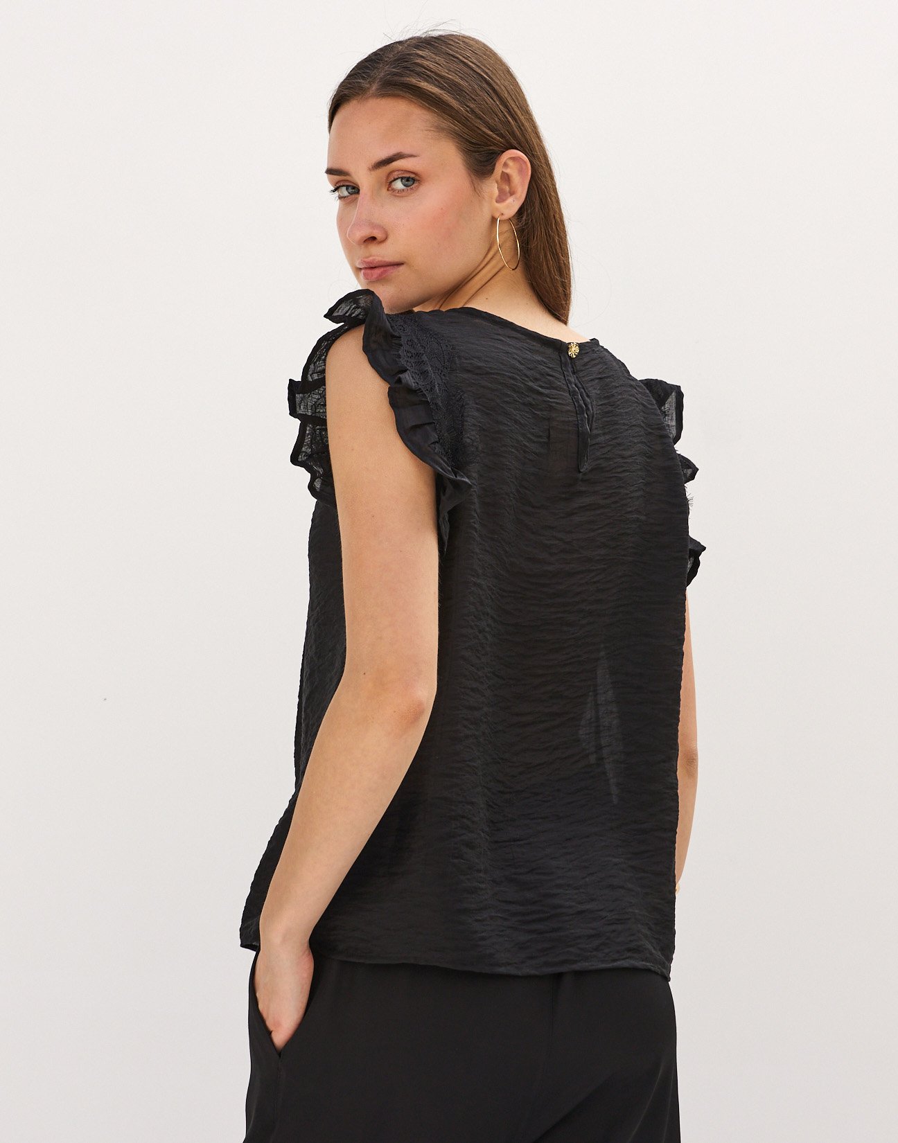 Sleeveless top with lace