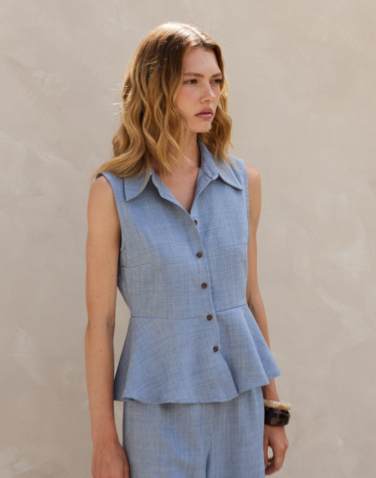 Sleeveless shirt