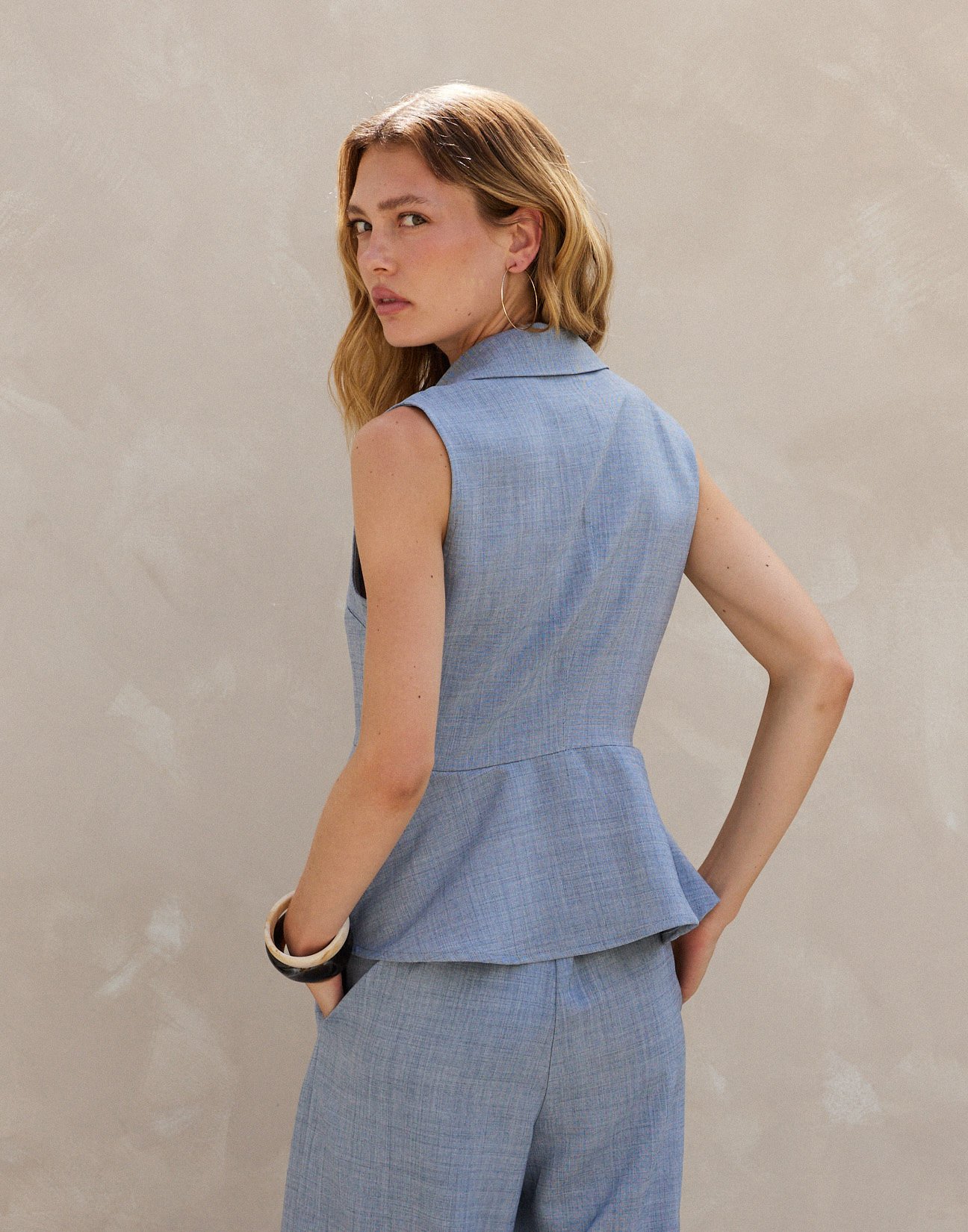 Sleeveless shirt