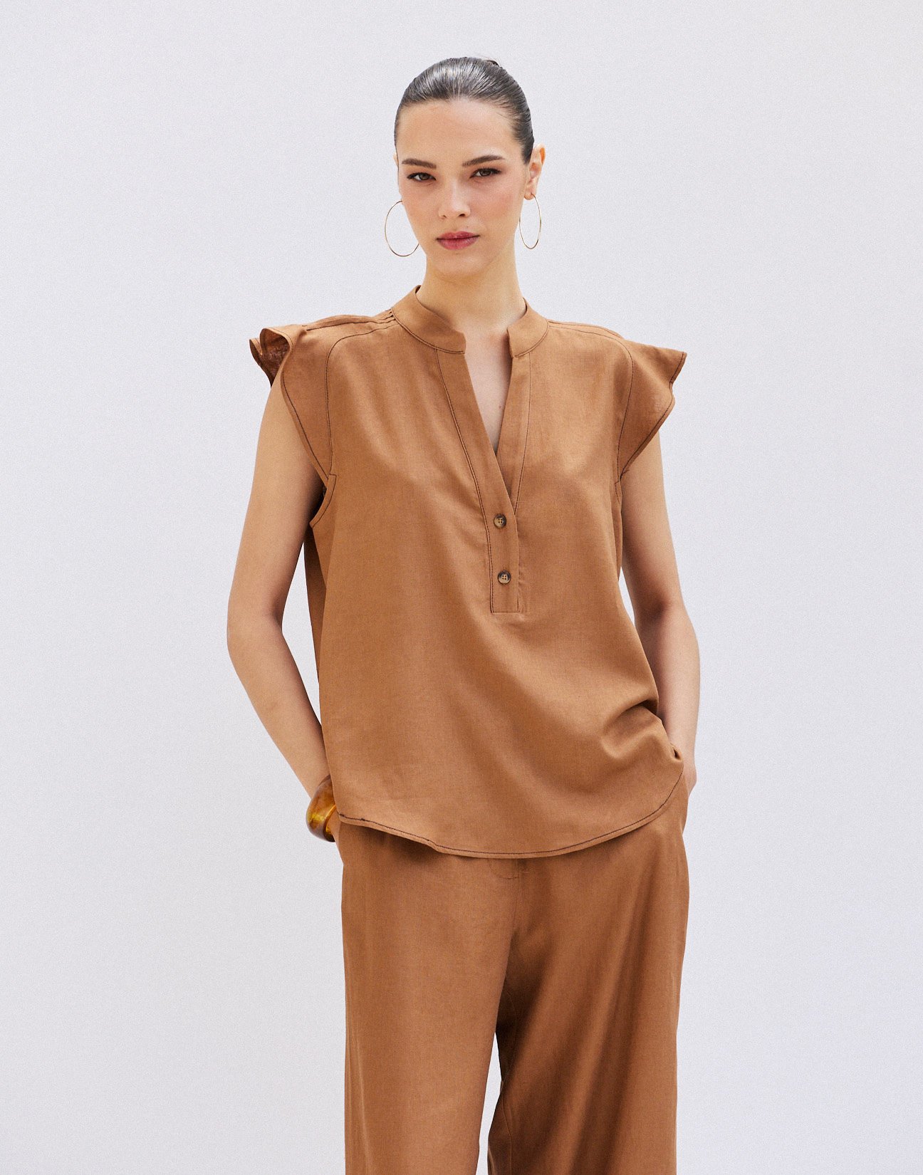 Linen blouse with pleats