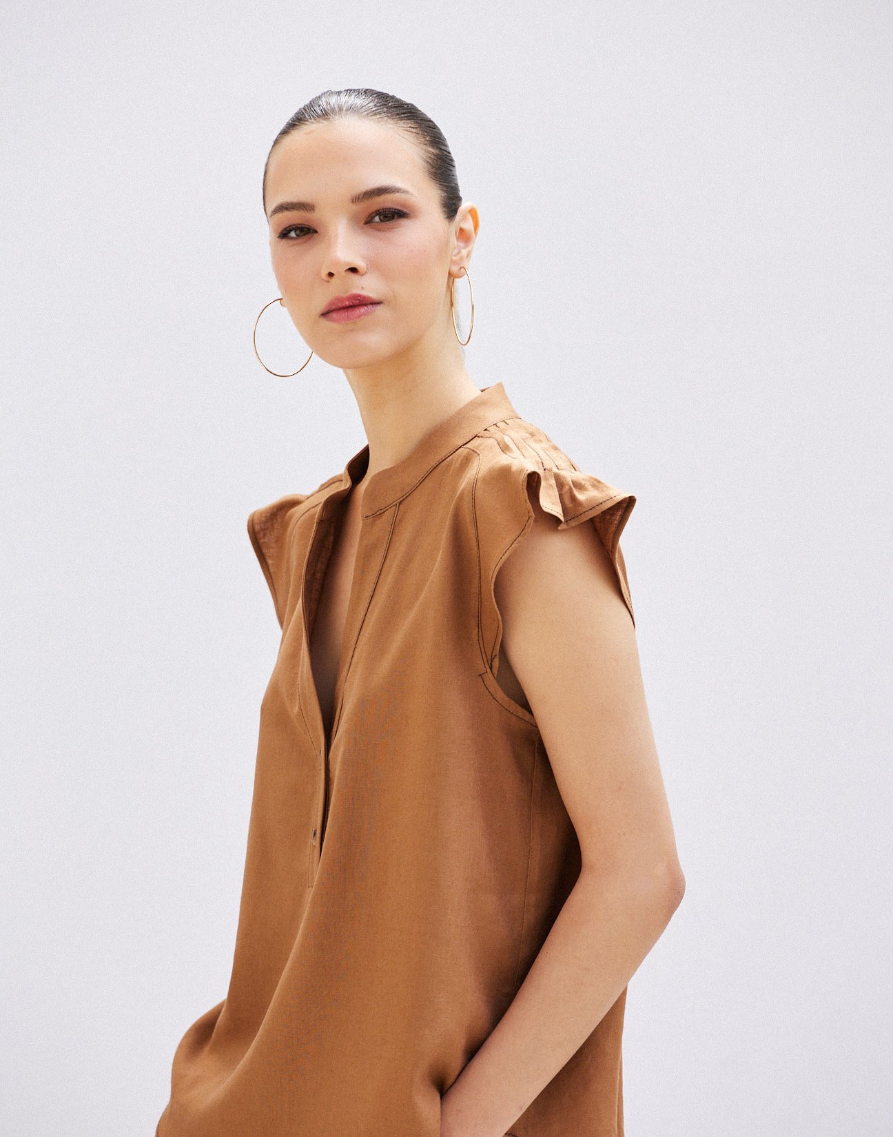 Linen blouse with pleats