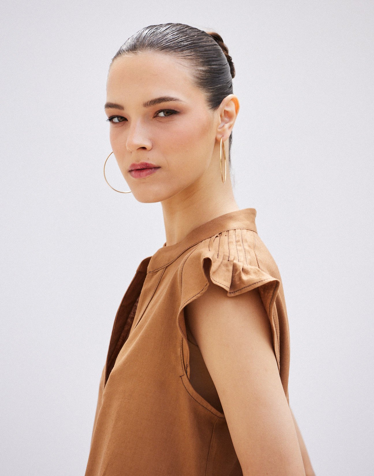 Linen blouse with pleats