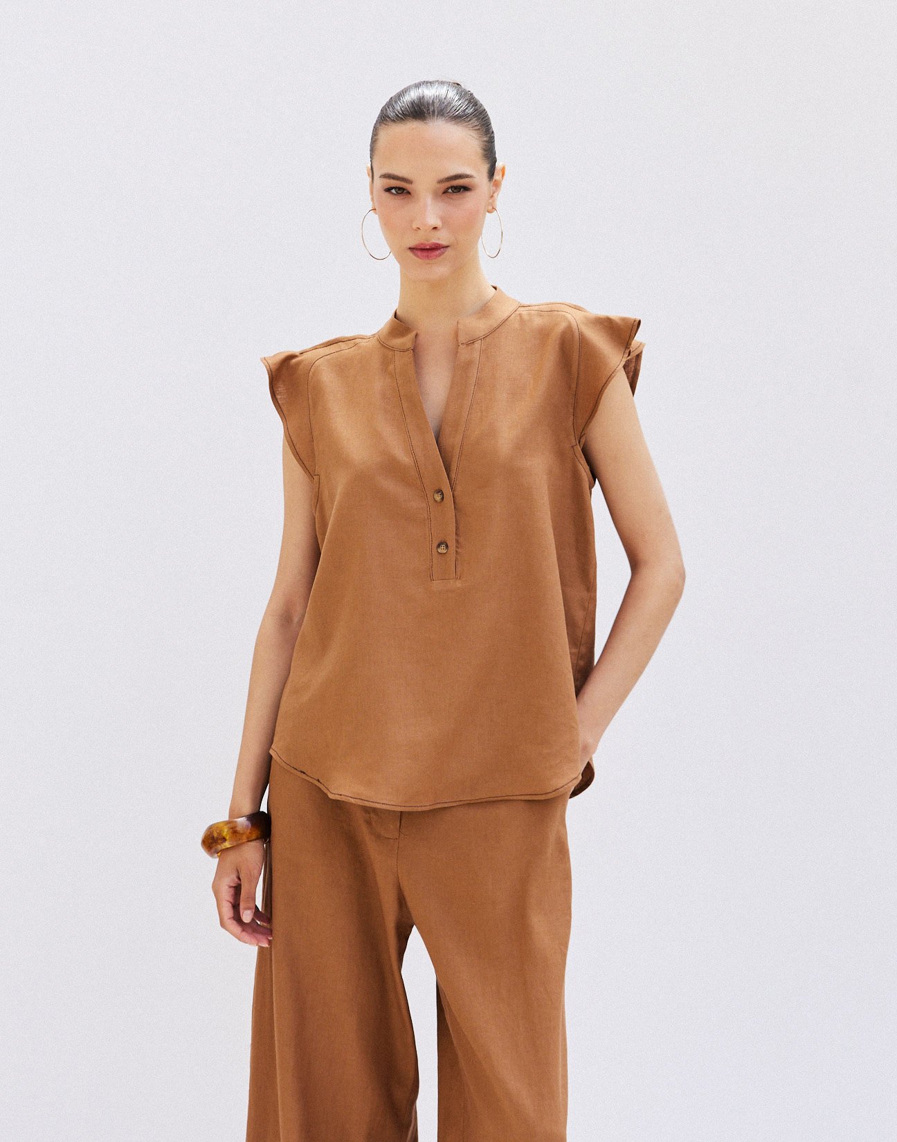 Linen blouse with pleats