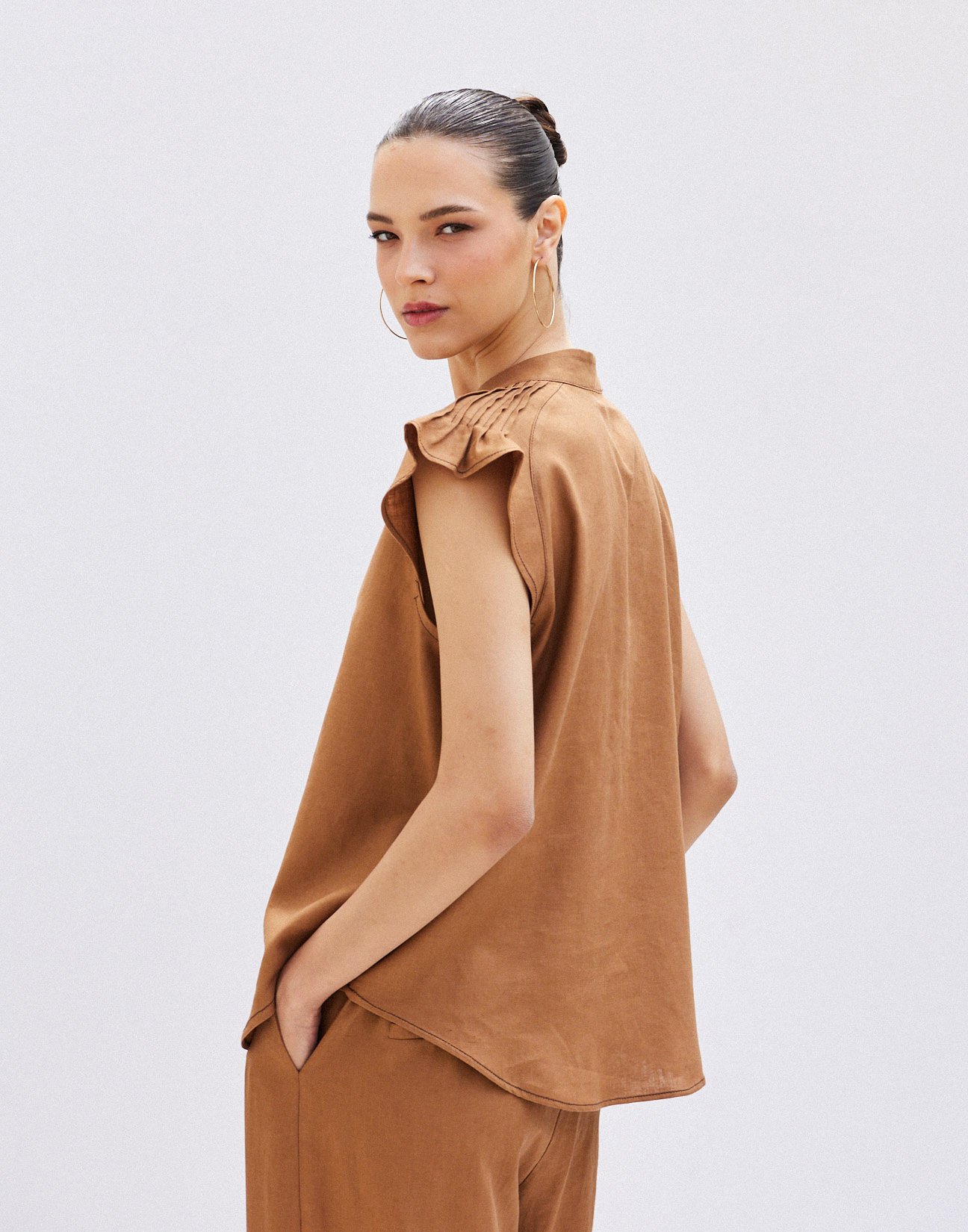 Linen blouse with pleats