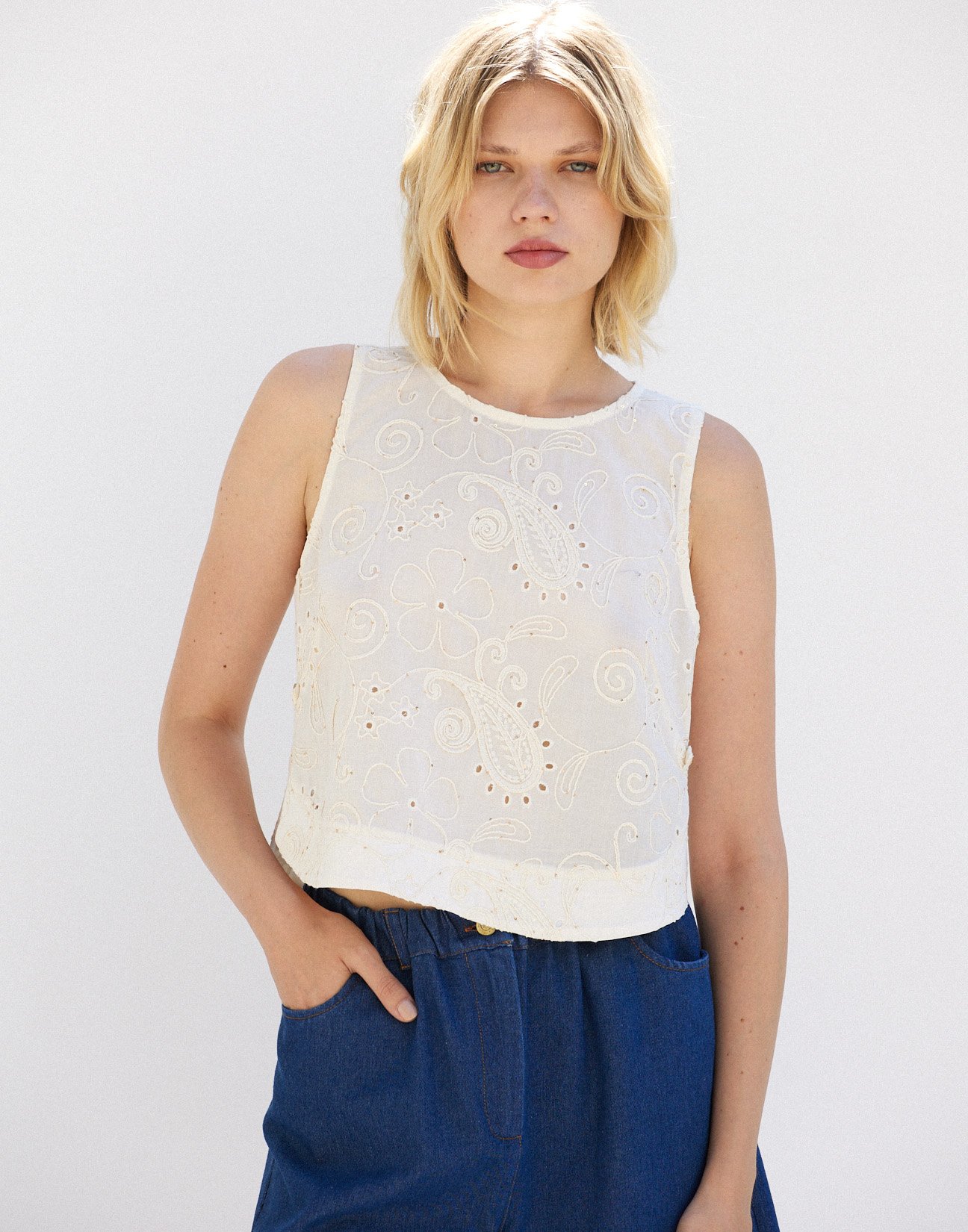 Αμάνικο τοπ με κεντήματα
