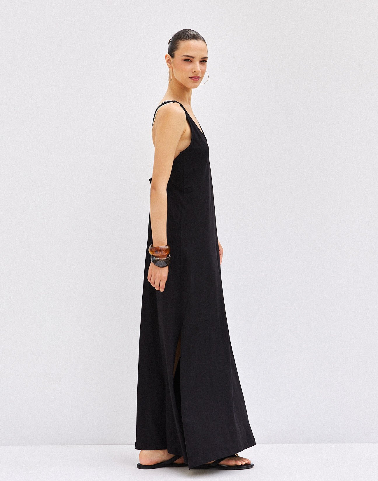 Maxi dress with straps