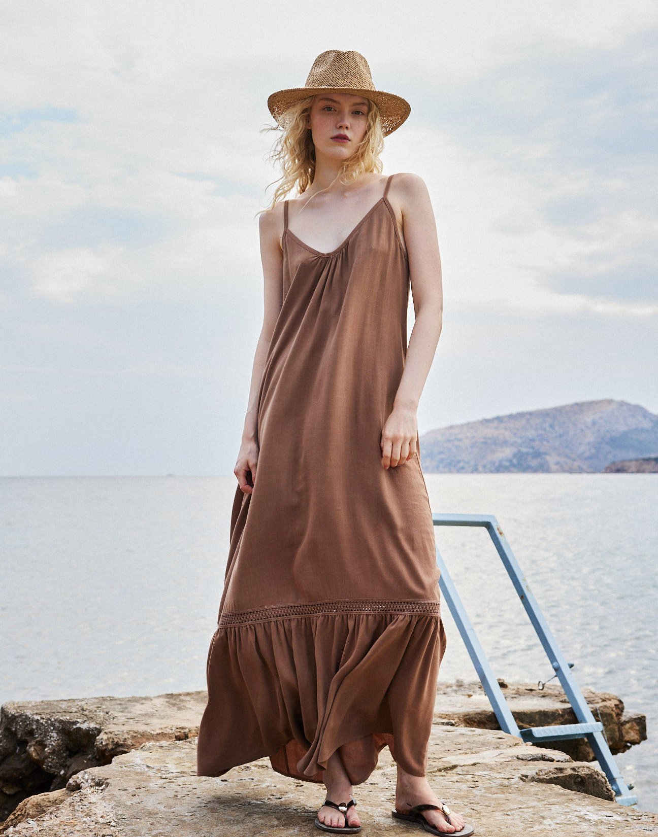 Maxi dress with lace