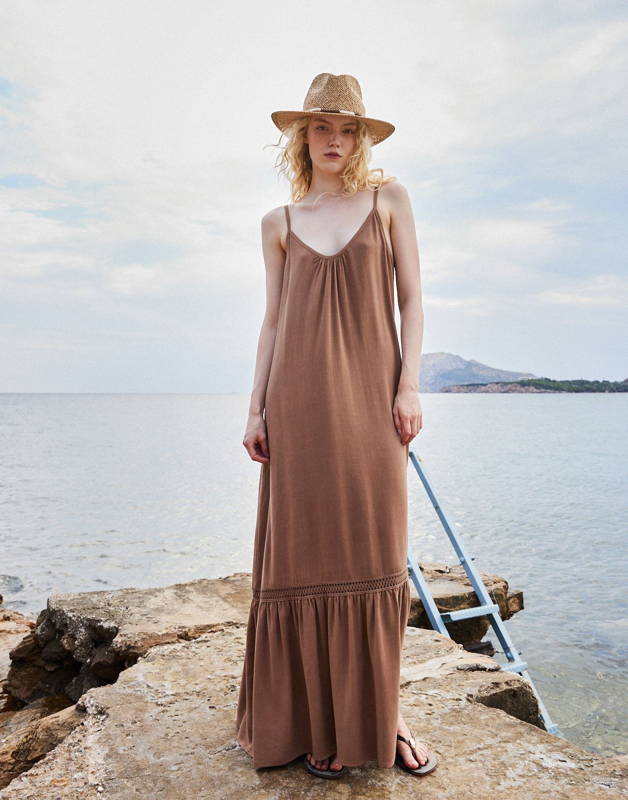 Maxi dress with lace
