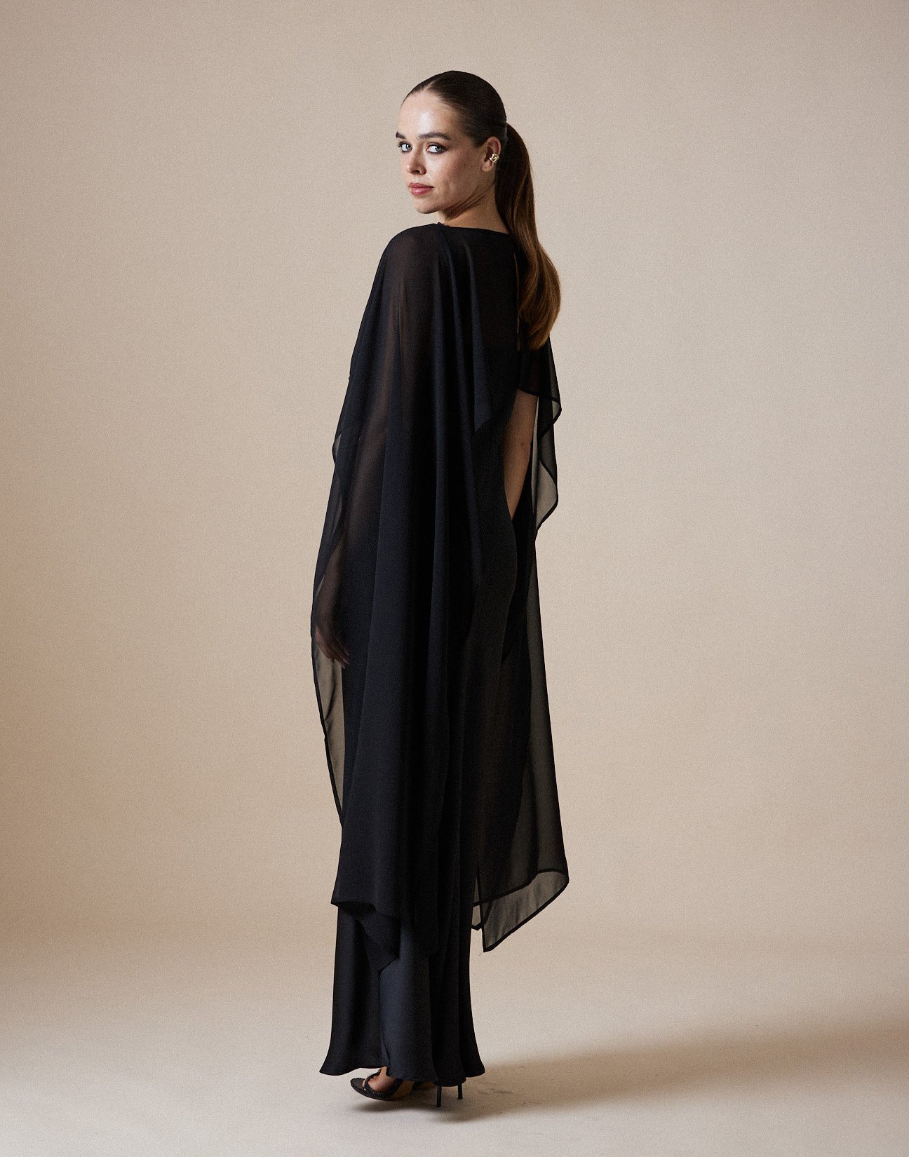 Asymmetric cape