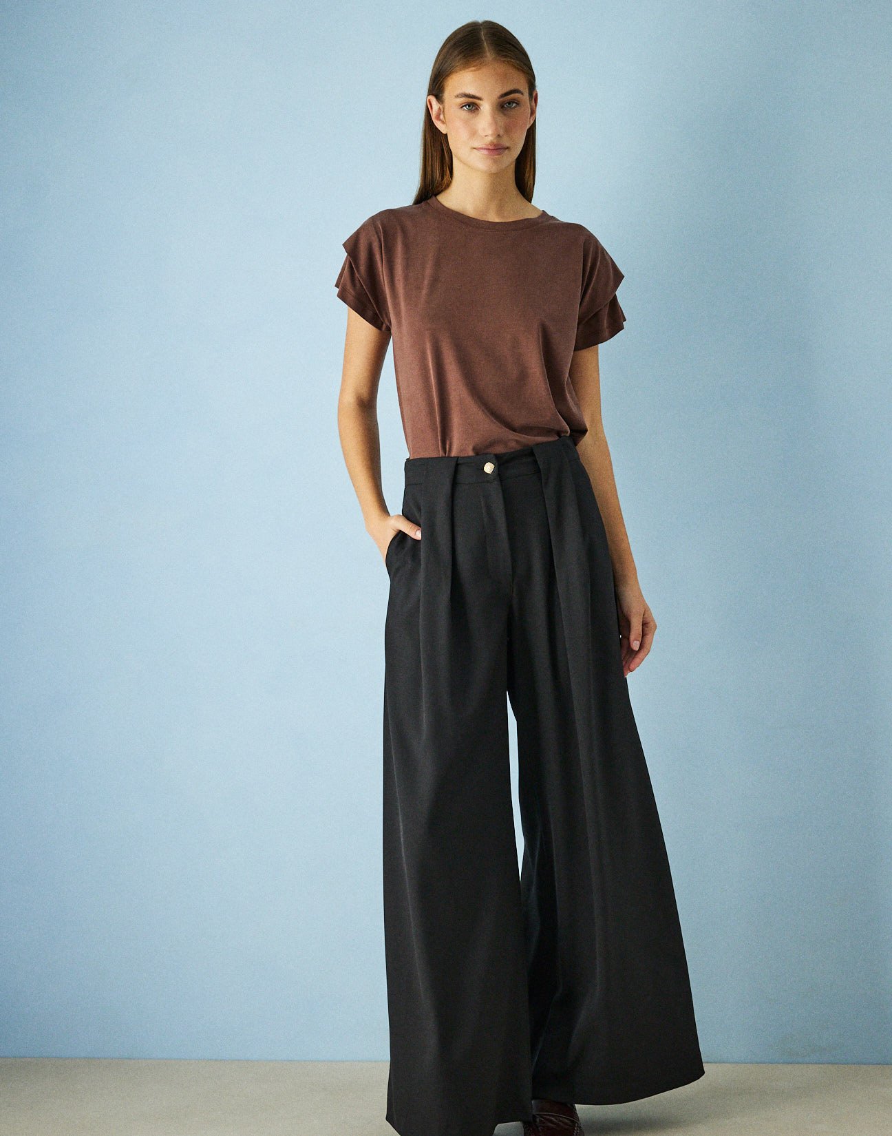 Trousers with pleat