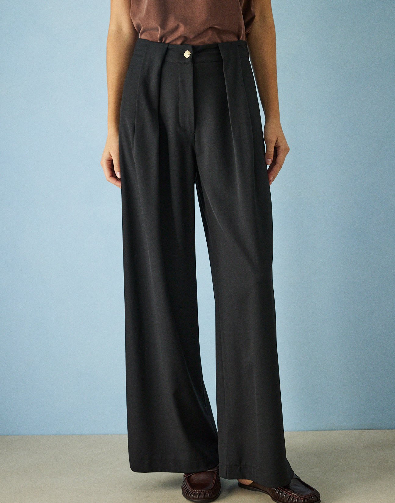 Trousers with pleat