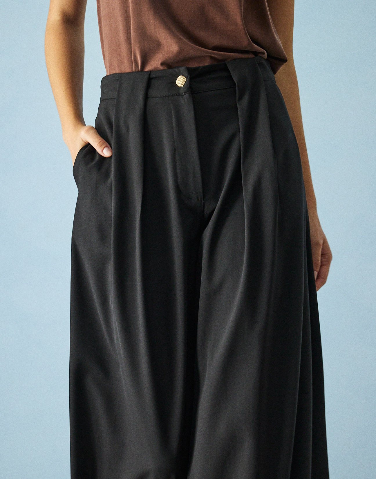 Trousers with pleat