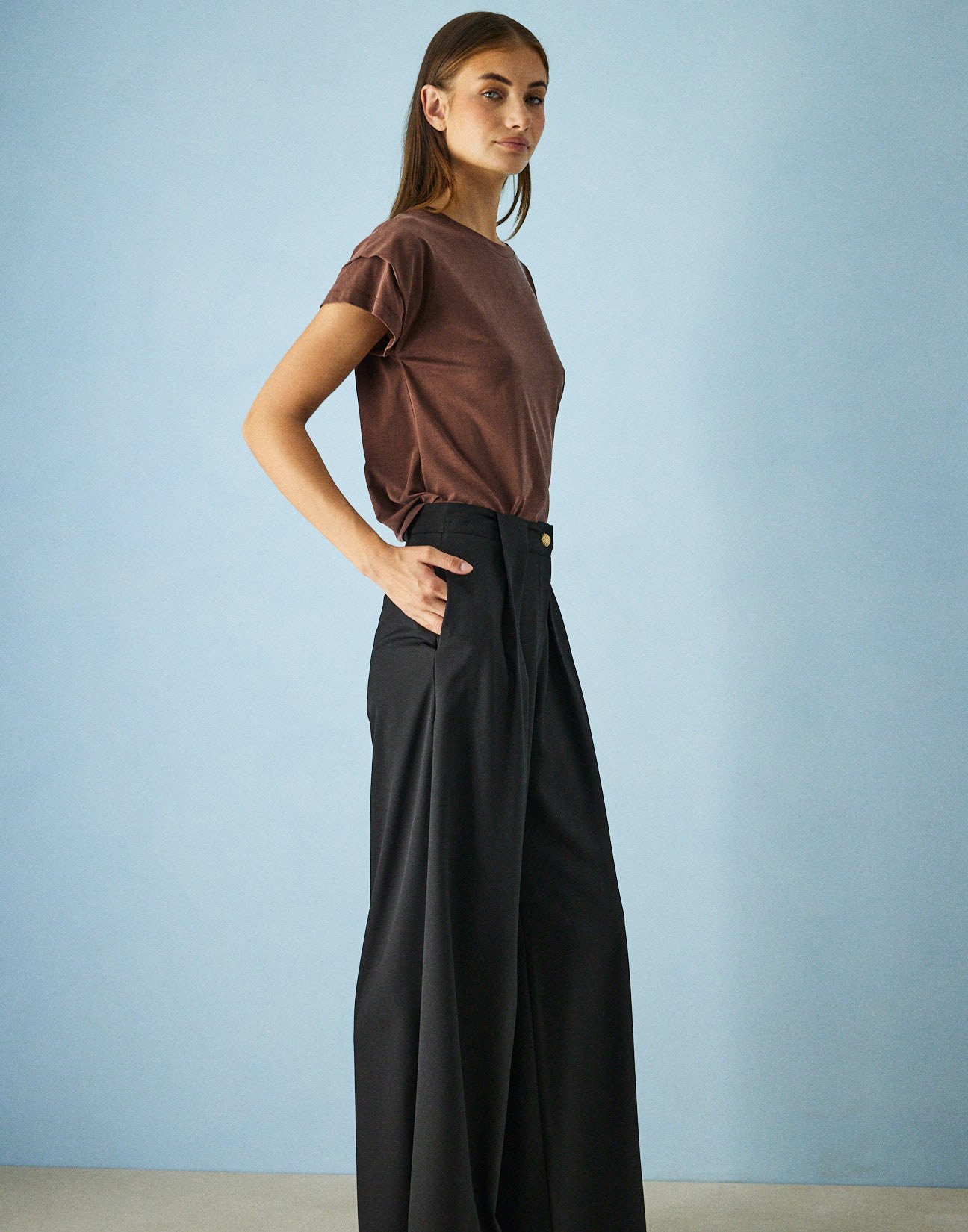 Trousers with pleat