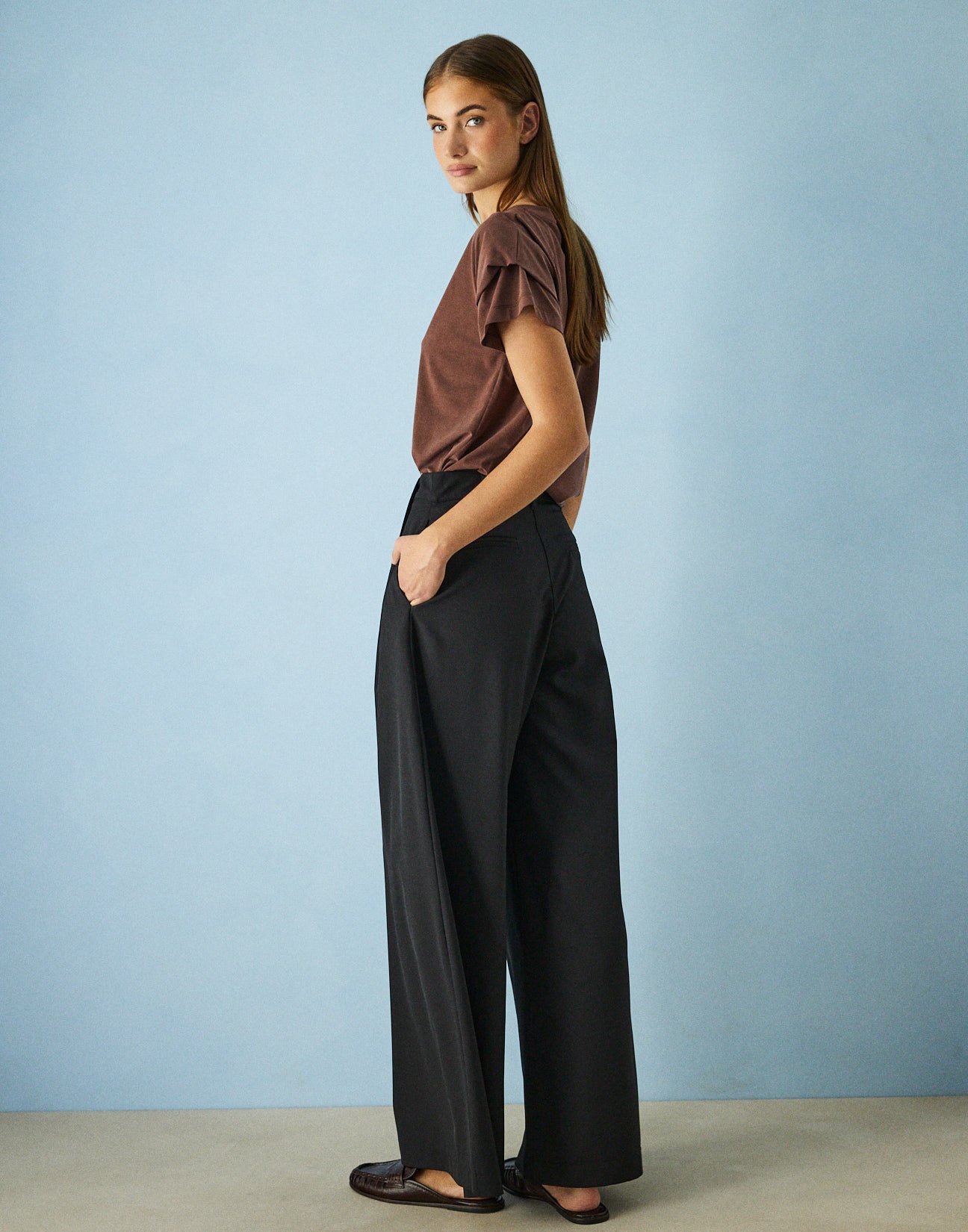 Trousers with pleat