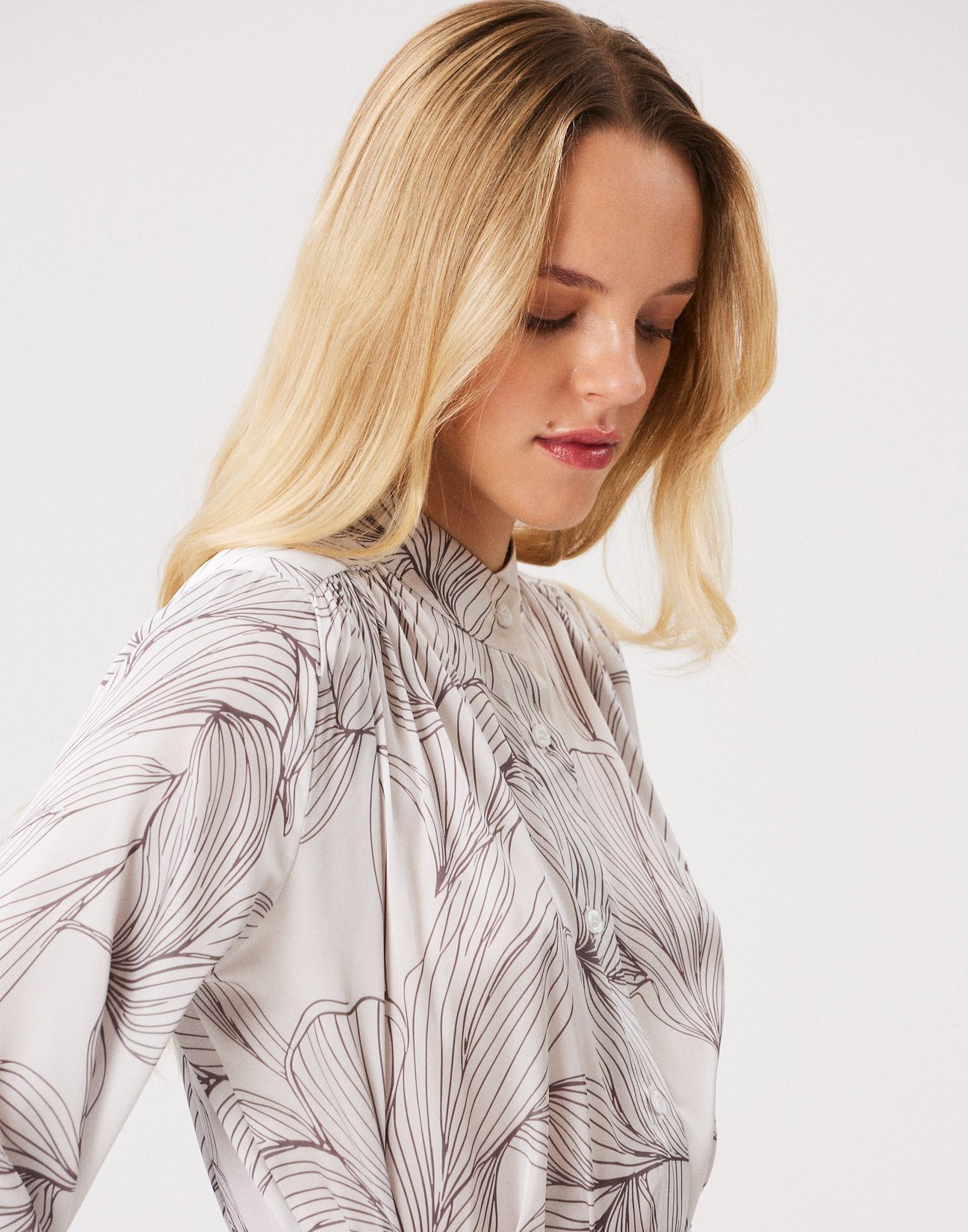 Printed shirt with tie