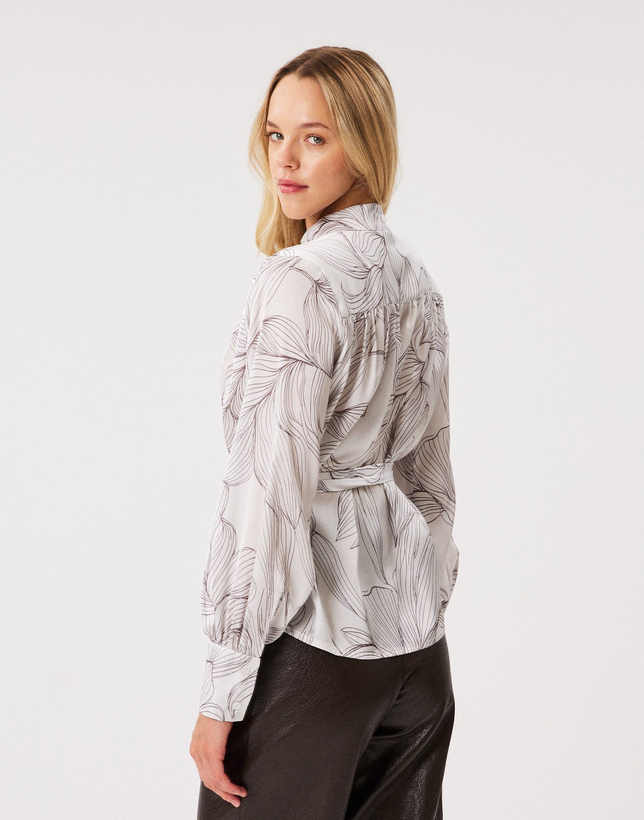 Printed shirt with tie