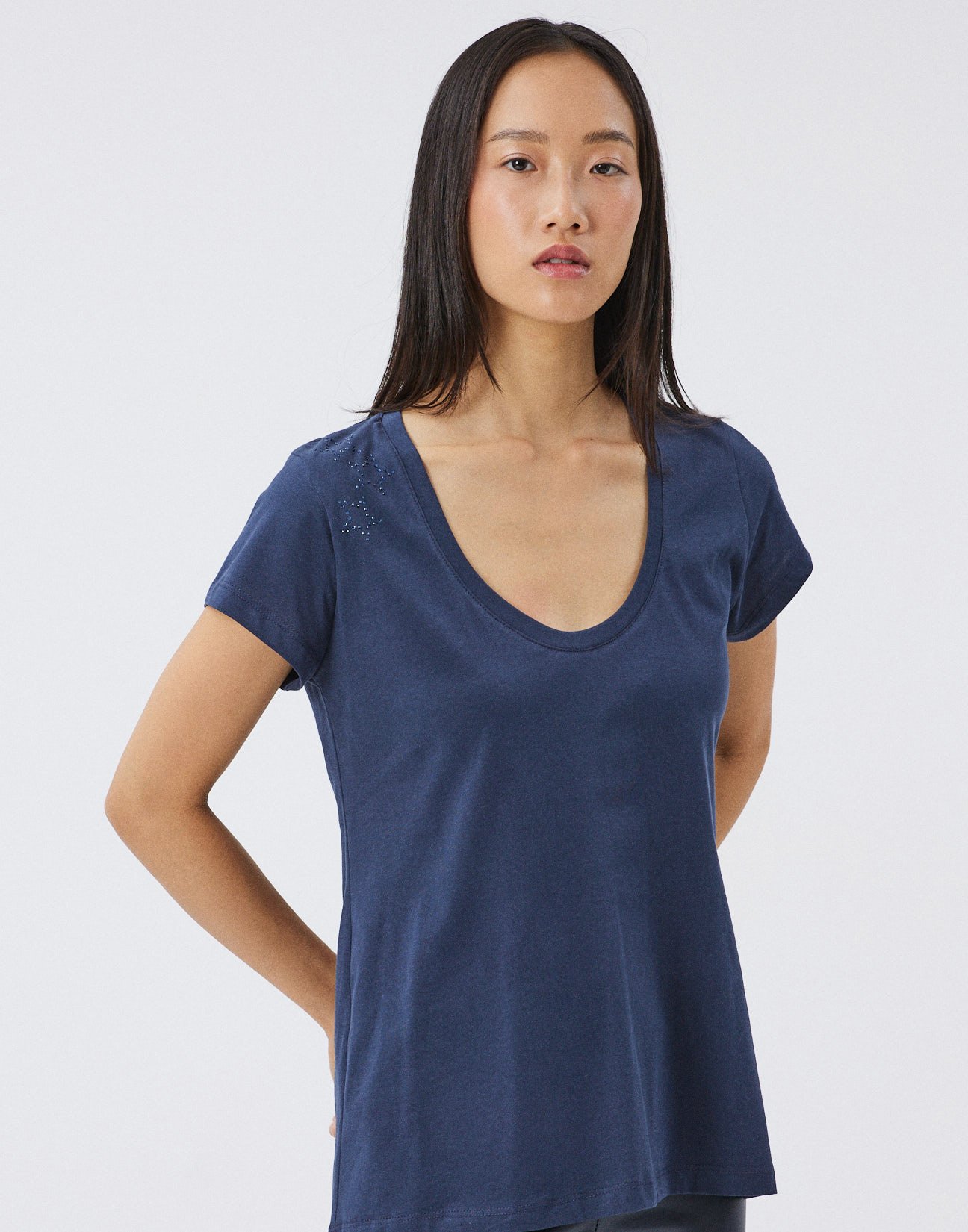 Asymmetric t-shirt with rhinestone