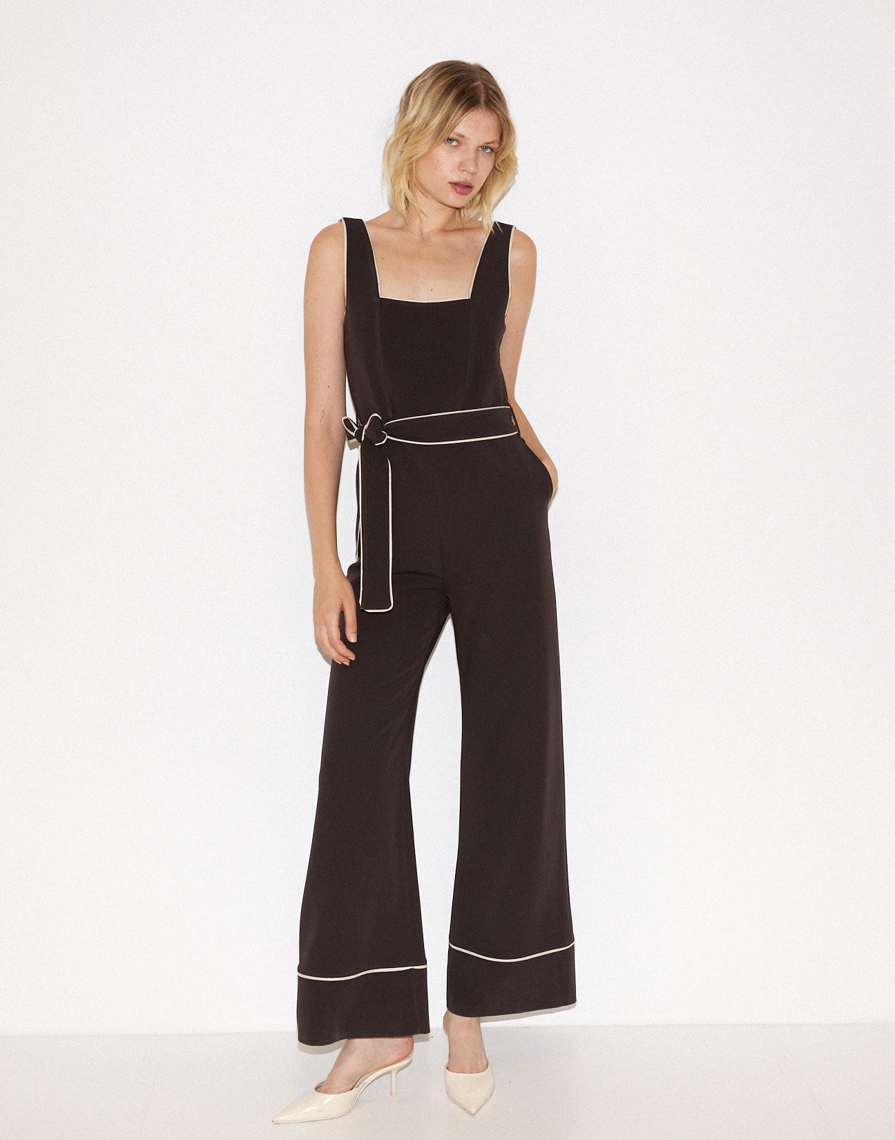Jumpsuit with contrast piping