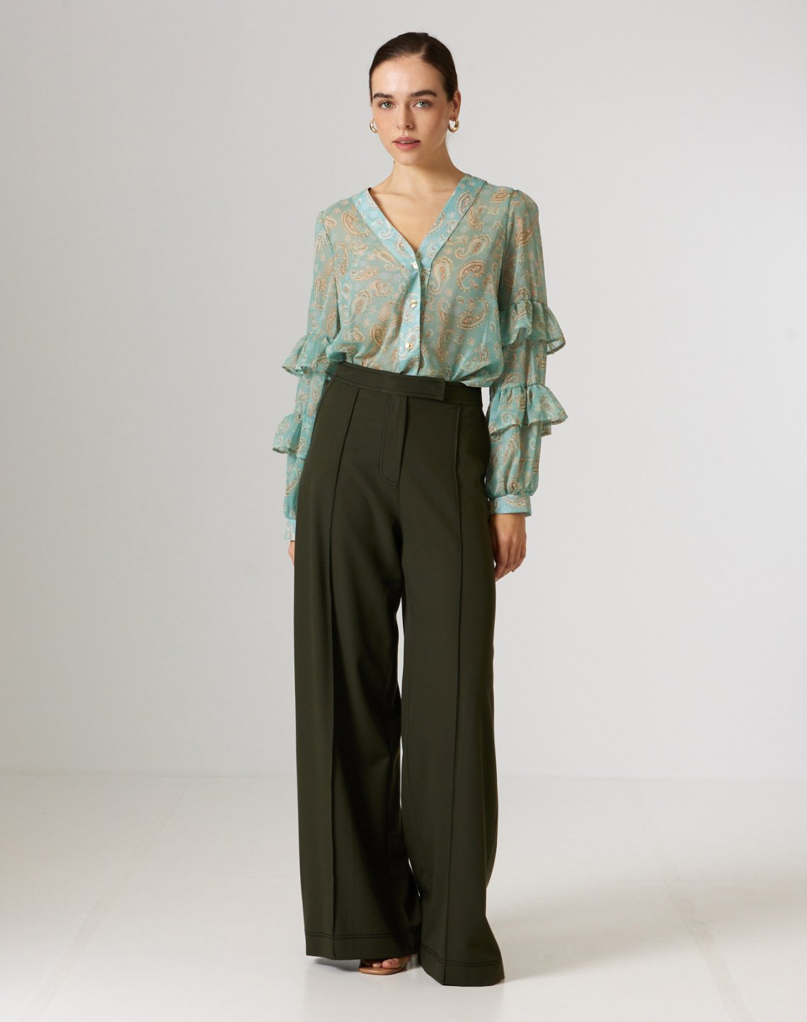 Trousers with topstitching