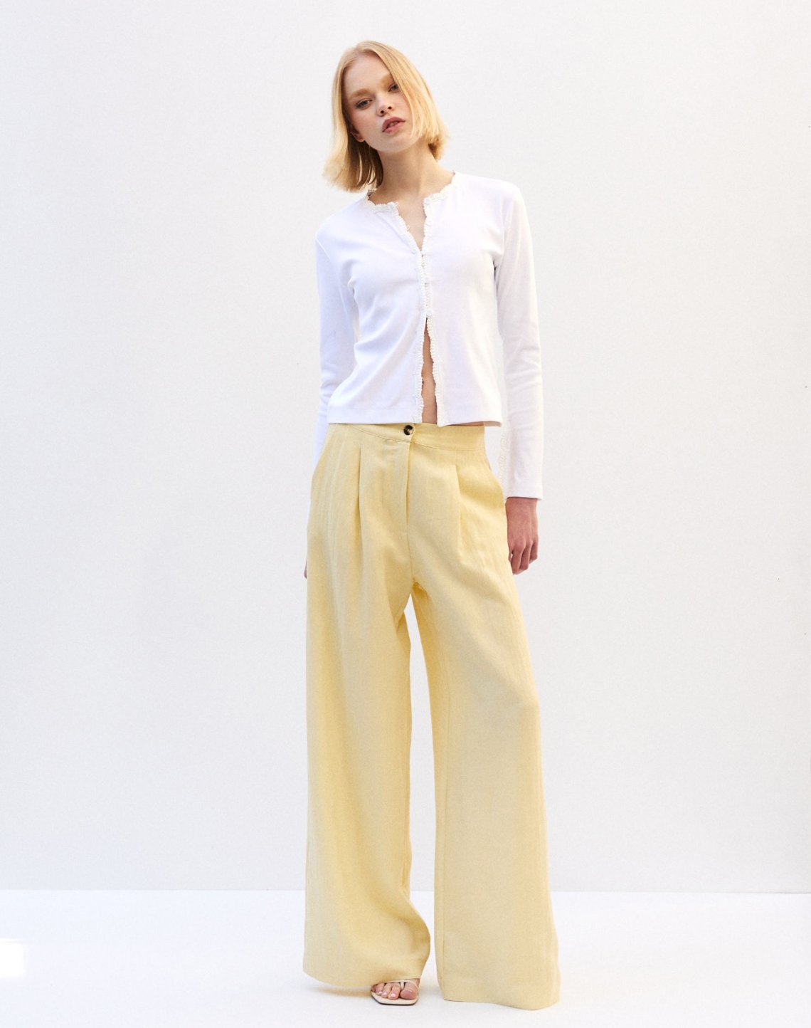 Linen trousers with pleats