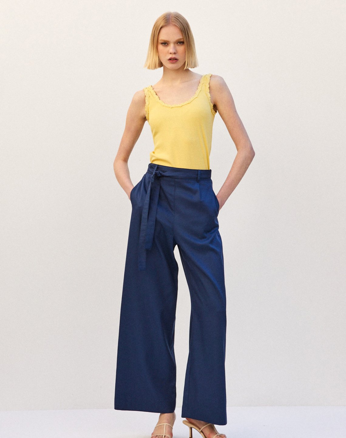 Trousers with belt