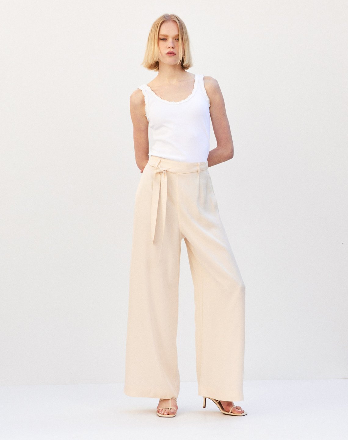 Trousers with belt