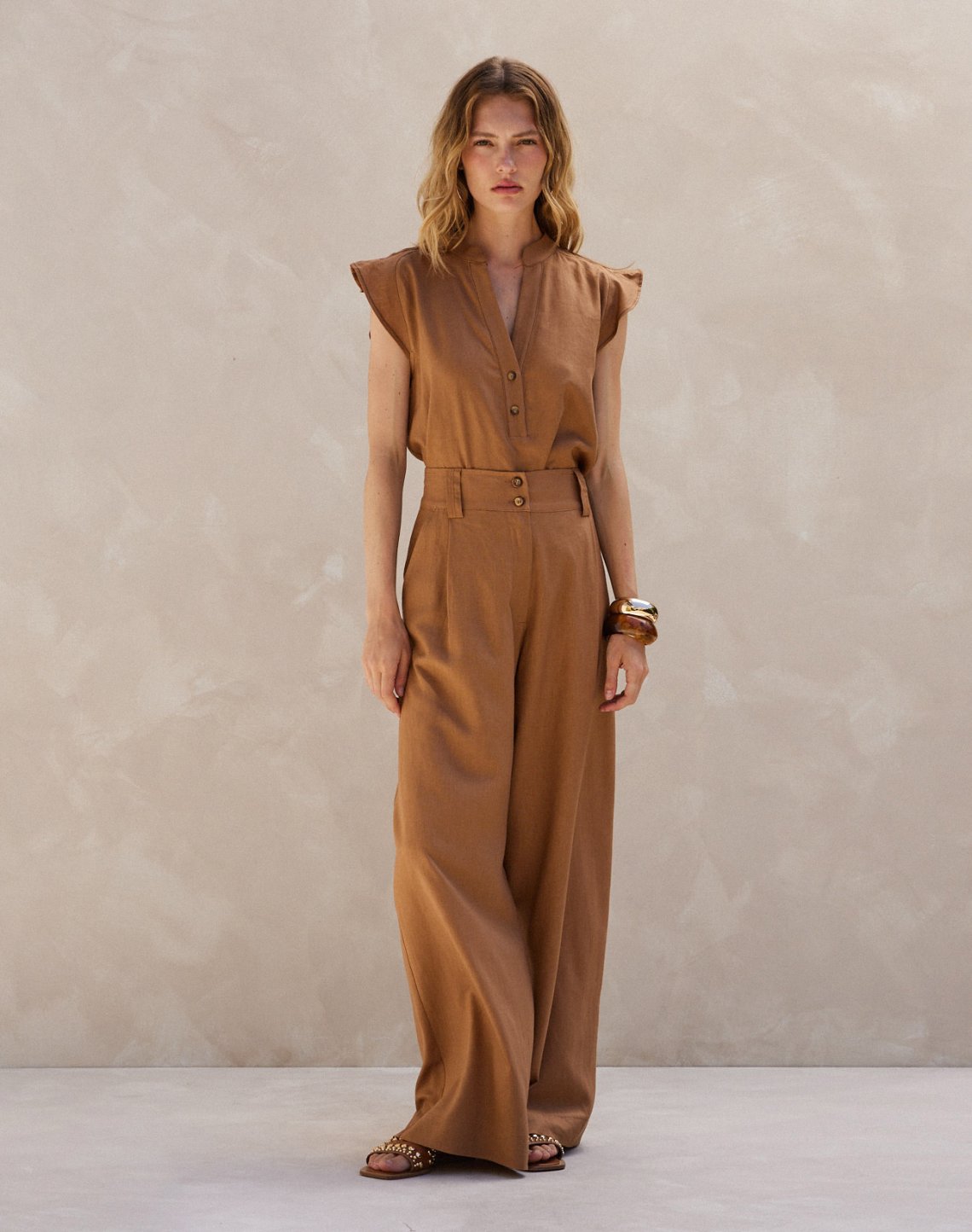 Linen trousers with buttons