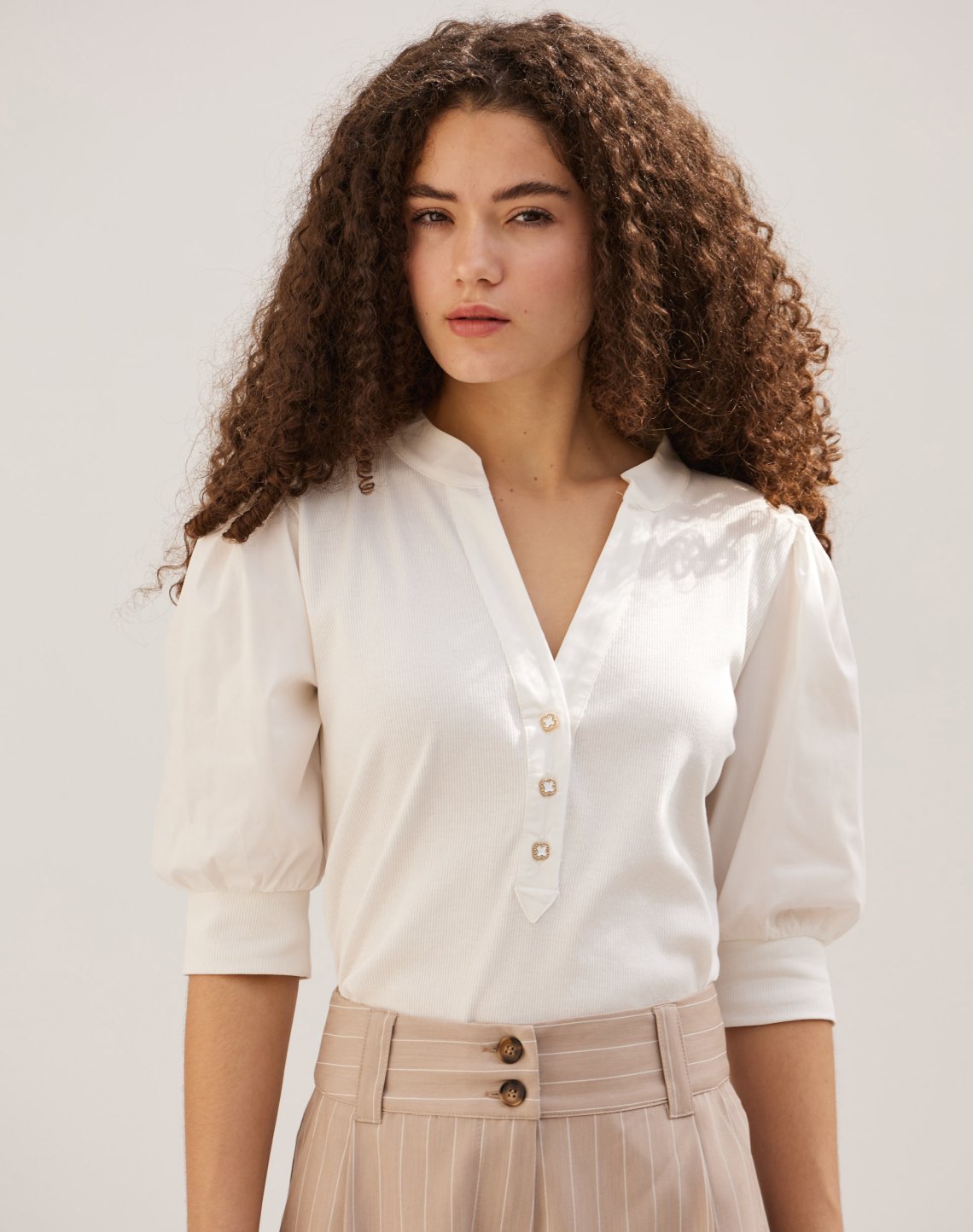 Blouse with puffed sleeves