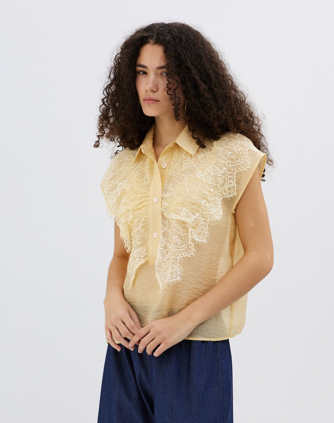 Blouse with lace