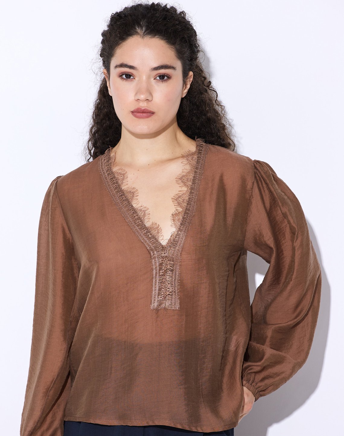 Blouse with lace