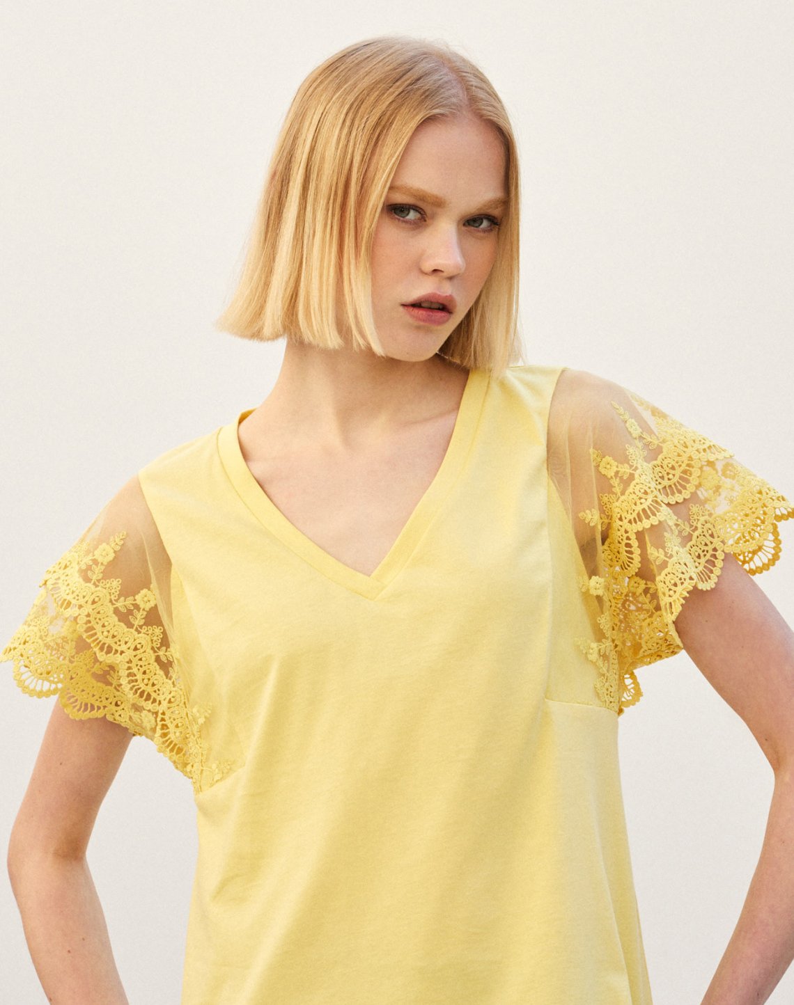 Blouse with lace