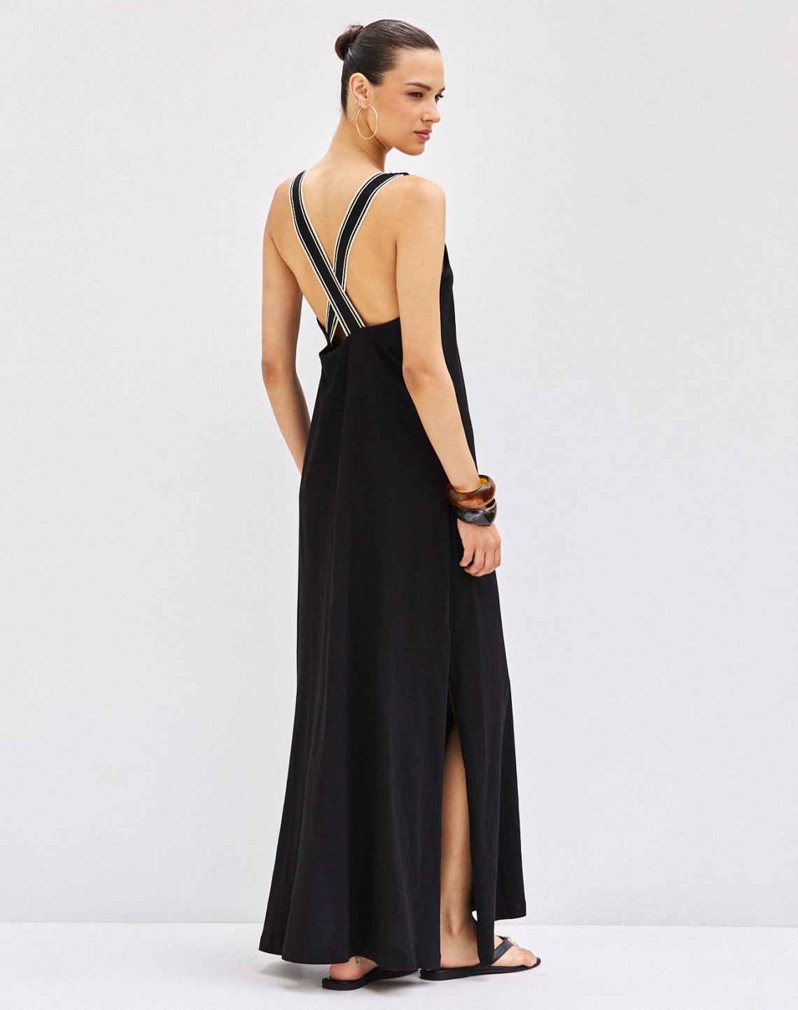 Maxi dress with straps