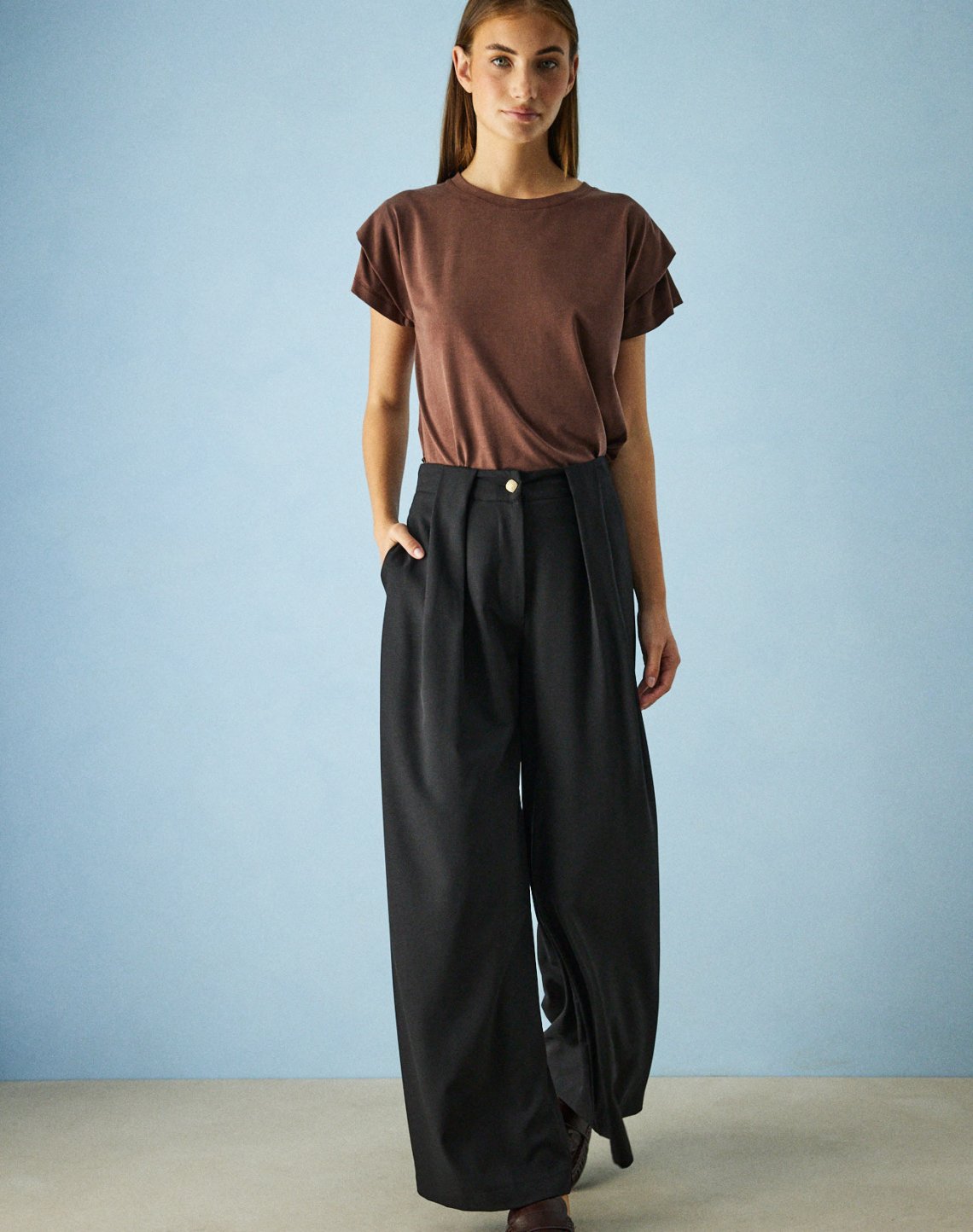 Trousers with pleat